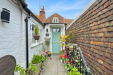 1 bedroom flat to rent, 1 bedroom First Floor Flat in Chichester