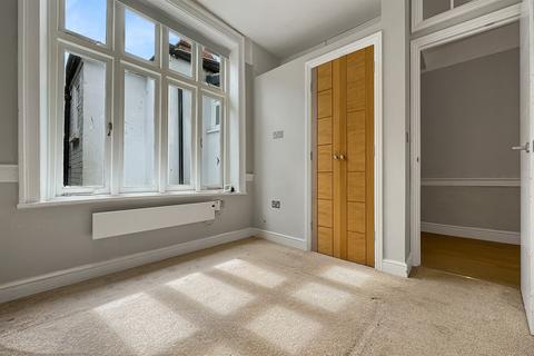 1 bedroom flat to rent, 1 bedroom First Floor Flat in Chichester