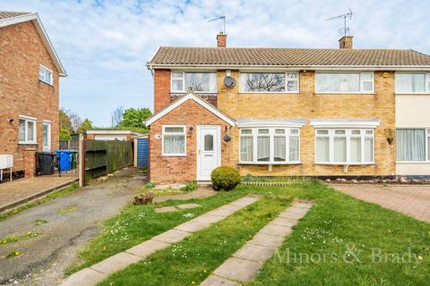 3 bedroom semi-detached house to rent, Pinewood Avenue, Lowestoft, NR33