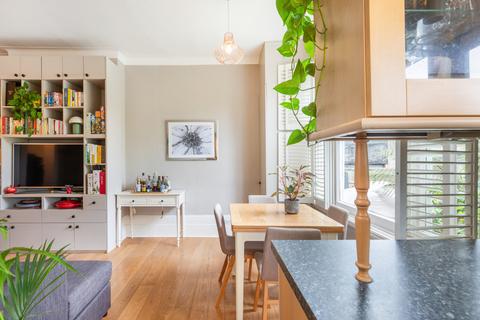 4b Aden Grove, London, N16 9NJ