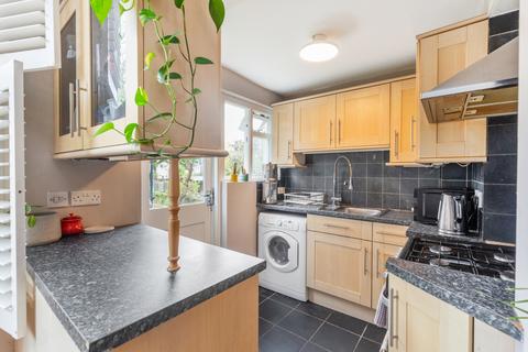 4b Aden Grove, London, N16 9NJ