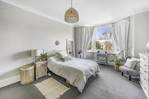 2 bedroom flat to rent, Elms Crescent Clapham SW4