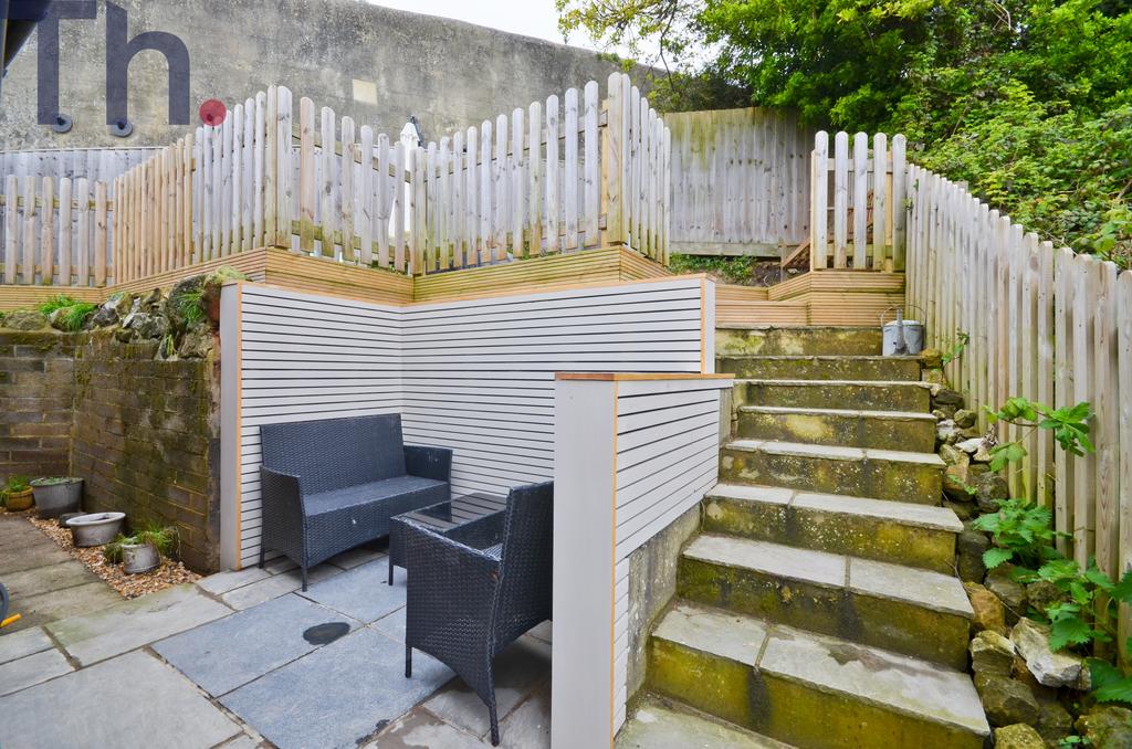 Courtyard Garden &amp; Steps to Decked Area.JPG