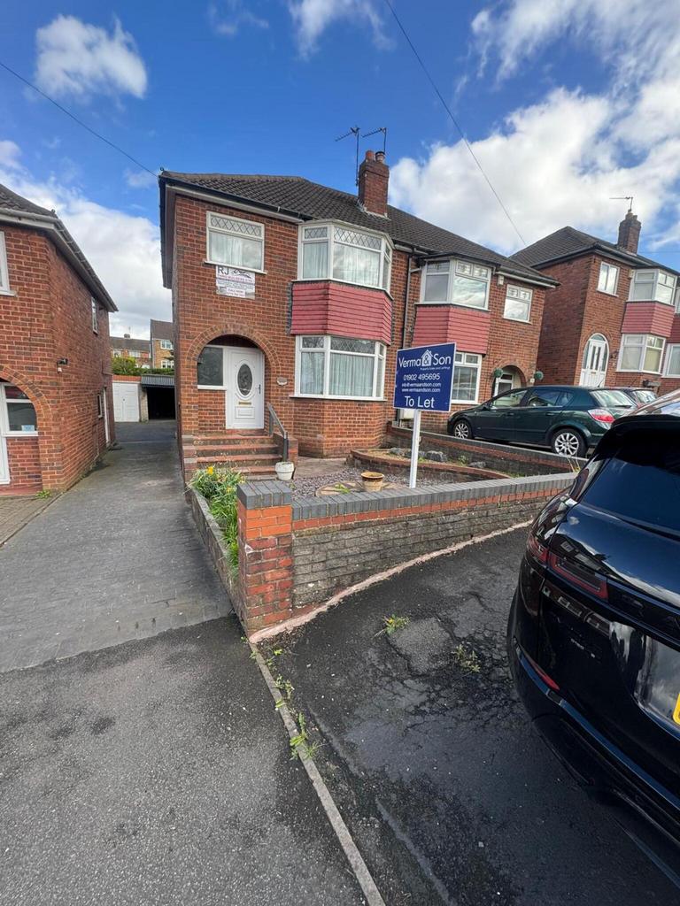 Eve Lane, Dudley, West Midlands, DY1 3TZ 3 bed semidetached house £