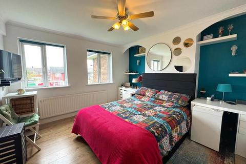 3 bedroom flat to rent, Oakhall Drive, Sunbury-on-Thames TW16