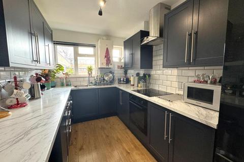 2 bedroom flat to rent, Oakhall Drive, Sunbury-on-Thames TW16