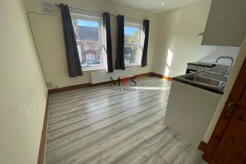 2 bedroom flat to rent, Inverness Road, Southall, UB2