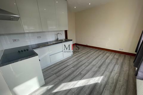 2 bedroom flat to rent, Inverness Road, Southall, UB2