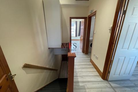 2 bedroom flat to rent, Inverness Road, Southall, UB2