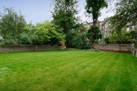 3 bedroom apartment to rent, London W8