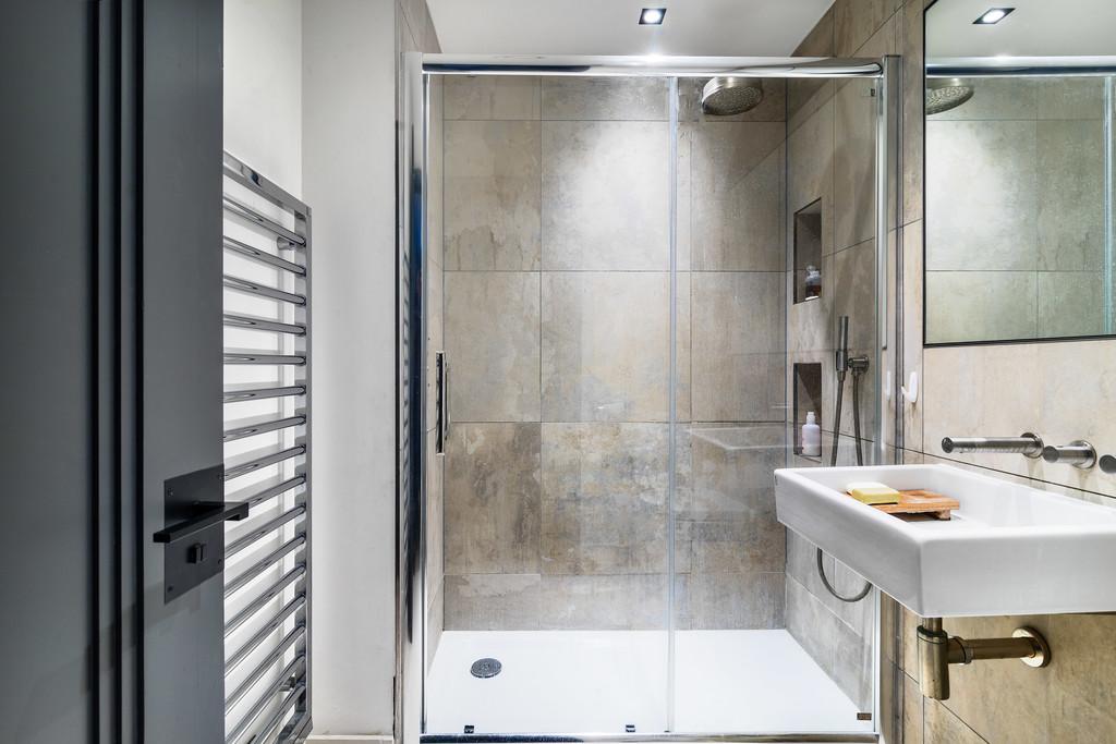 King St, Covent Garden - shower room
