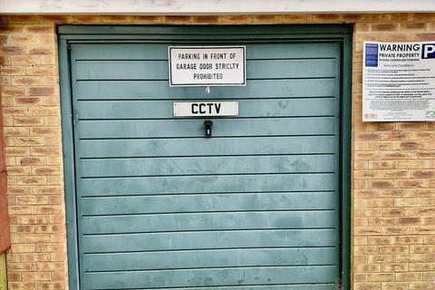 Garage to rent - Knightwood Road, Hythe, Southampton
