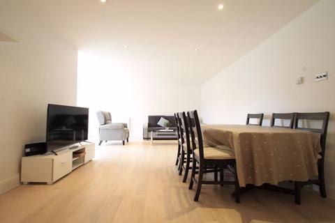2 bedroom ground floor flat for sale, Greenacres, Hendon Lane, FINCHLEY, Greater London, N3 3SF