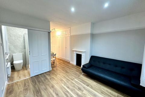 Studio to rent, Regents Park Road, Finchley, N3