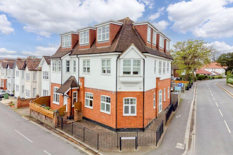 Queens Road, Hersham. 2 bed property for sale £325,000