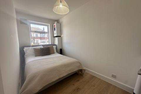 2 bedroom apartment to rent, Barnard Gardens, Hayes, UB4