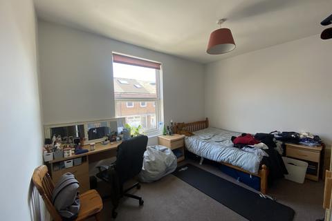 4 bedroom terraced house to rent, Bath Road, Southsea