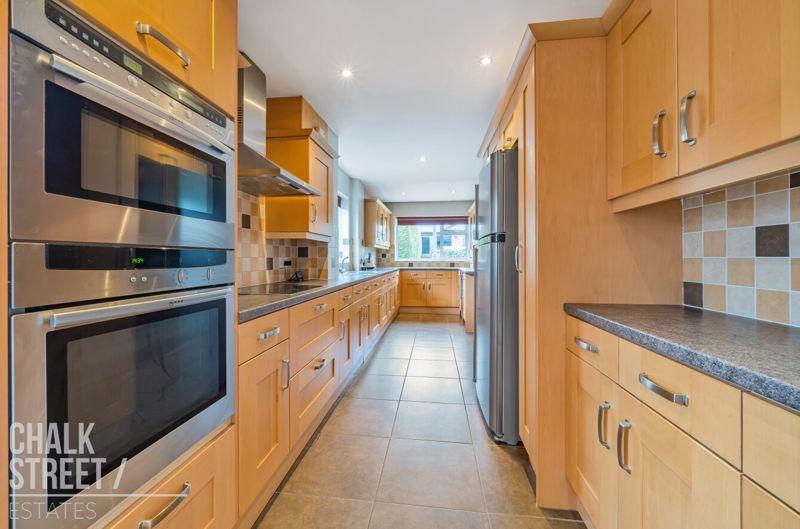Lyndhurst Drive, Hornchurch, RM11 4 bed detached house for sale £550,000