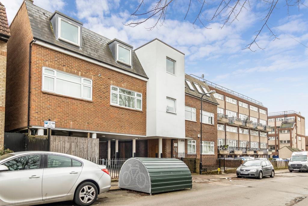 Raglan Court, Walthamstow, London, E17 1 bed flat to rent - £1,300 pcm ...