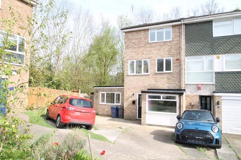 3 bedroom end of terrace house to rent, Robinson Road, High Wycombe HP13