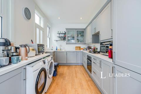 3 bedroom detached house to rent, Woodside Road, Kingston Upon Thames, KT2