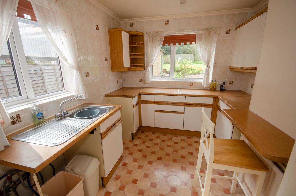 Collingwood Avenue, Bilton, Rugby, CV22 2 bed semidetached bungalow