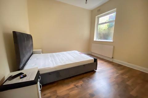 3 bedroom flat to rent, London E12