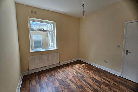 3 bedroom flat to rent, London E12