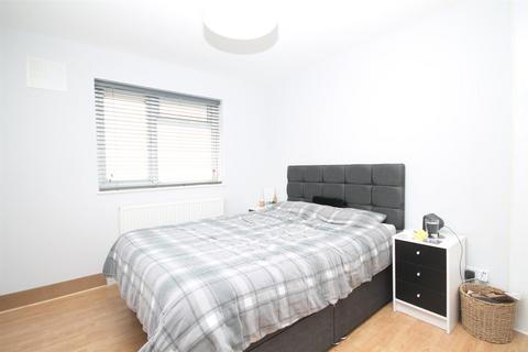 3 bedroom flat to rent, Mill Green, London Road, Mitcham Junction, Mitcham