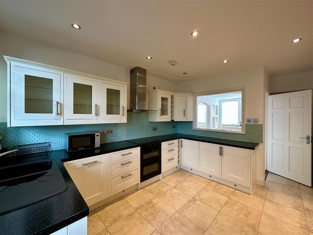 Sidmouth Road, London NW2 3 bed flat to rent £3,000 pcm (£692 pw)