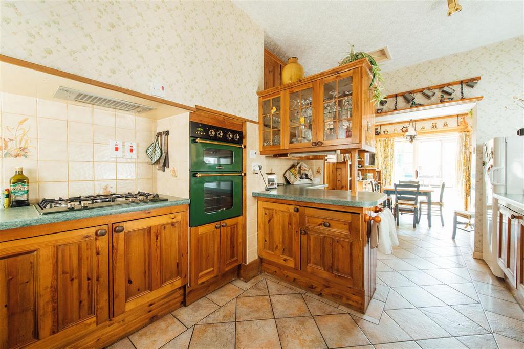 Kitchen/ Breakfast Room