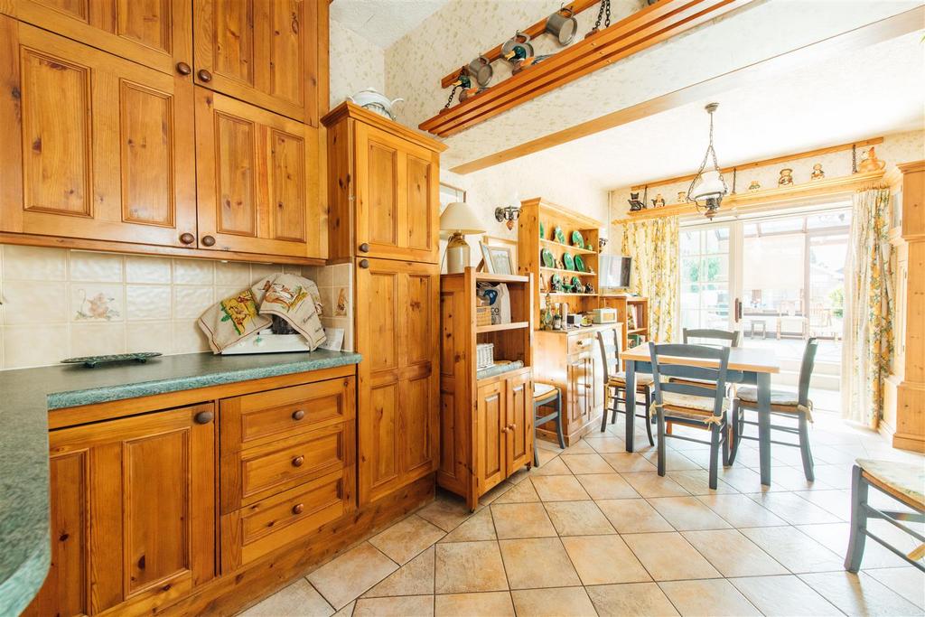 Kitchen/ Breakfast Room