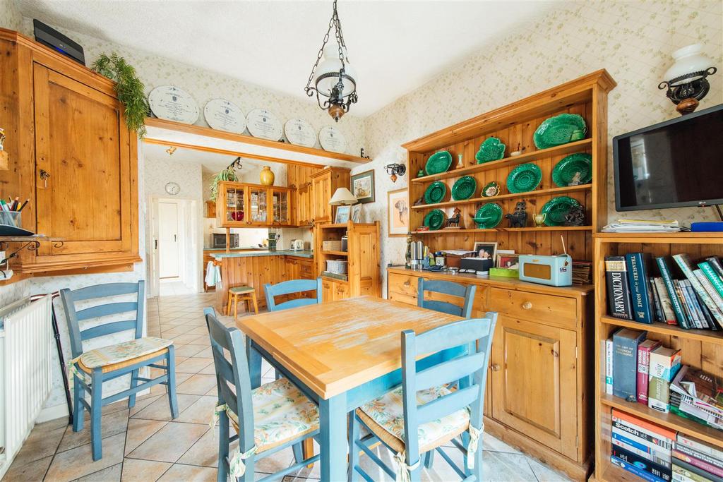 Kitchen/ Breakfast Room