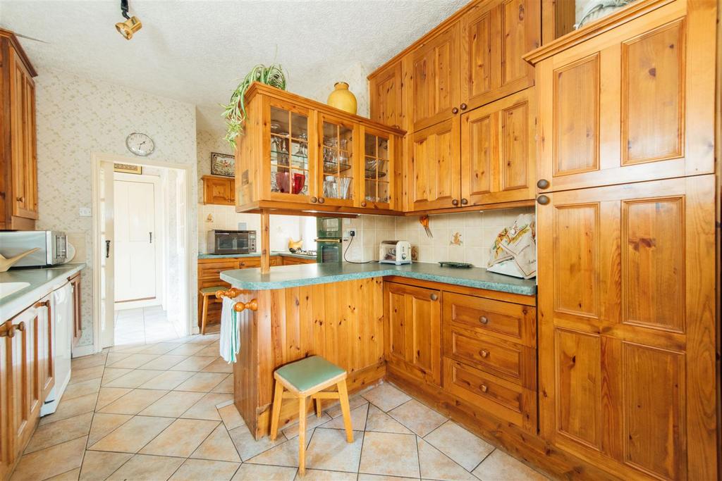 Kitchen/ Breakfast Room