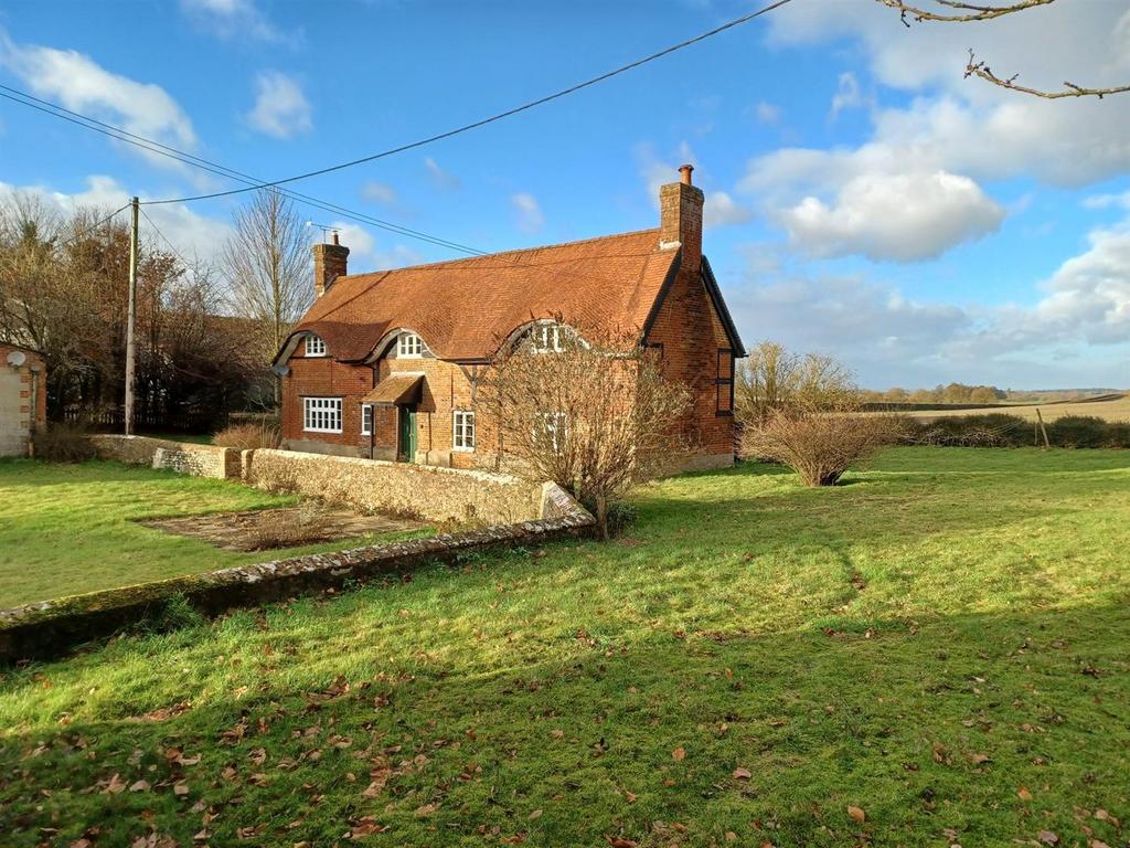 Stoke Charity, Nr Winchester 4 bed detached house £2,600 pcm (£600 pw)