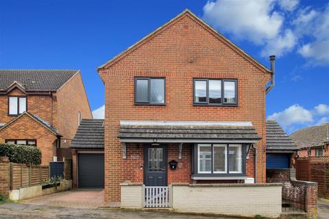 3 bedroom detached house to rent, Gladstone Street, Kettering NN14