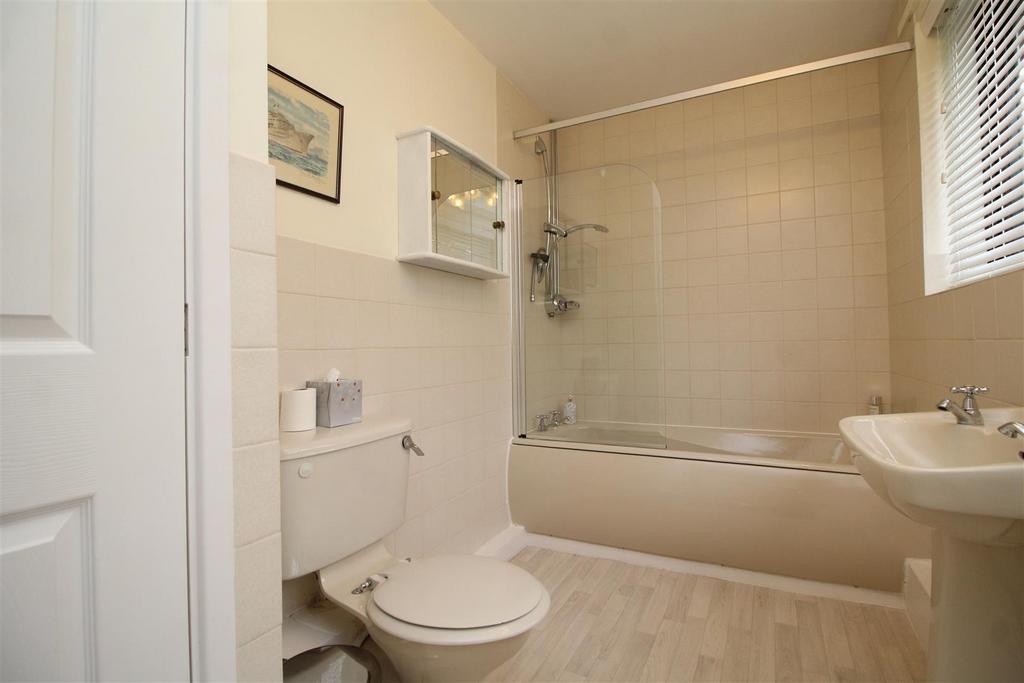 Ensuite bathroom.JPG