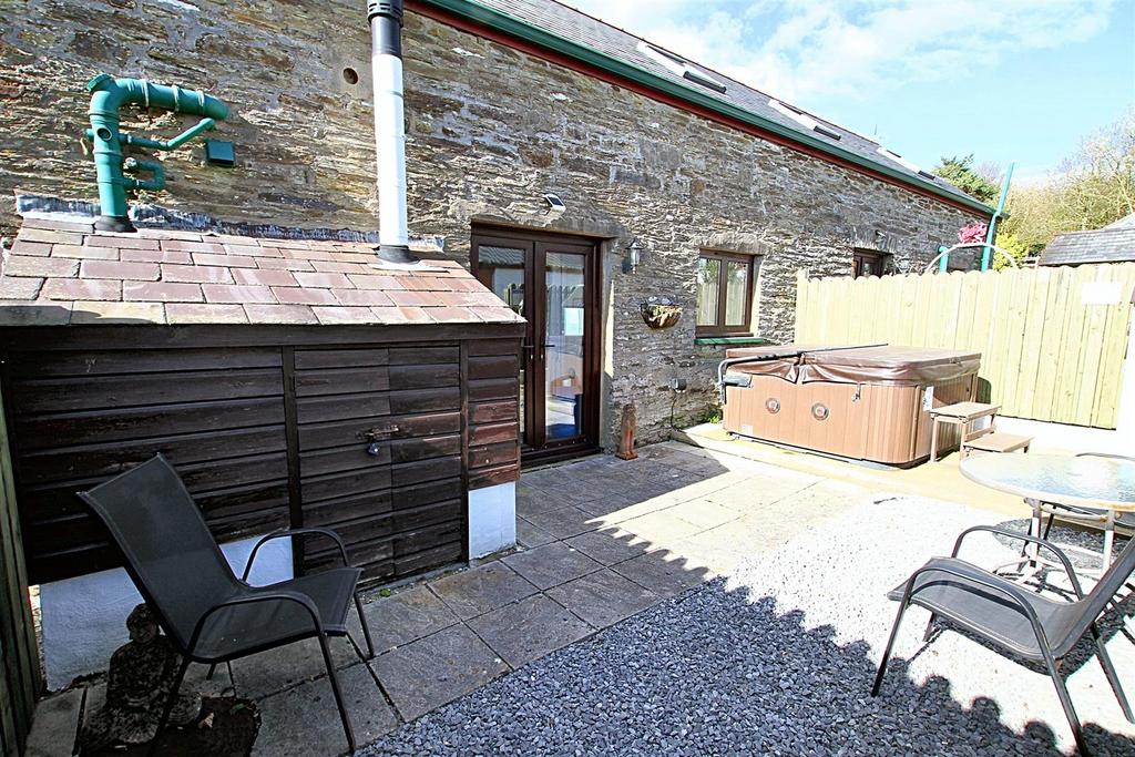 Garden and hot tub Ash Cottage