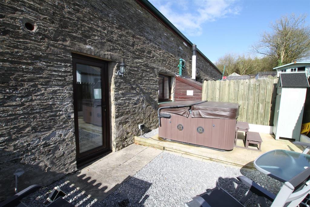 Garden and hot tub Oak Cottage