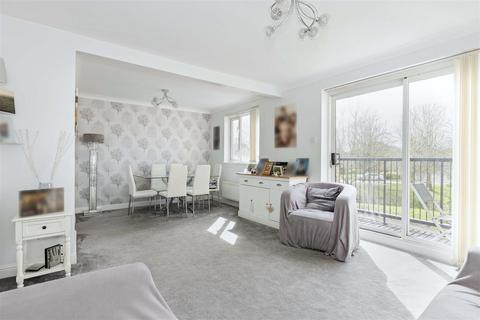 3 bedroom end of terrace house for sale, Essenhigh Drive, Worthing