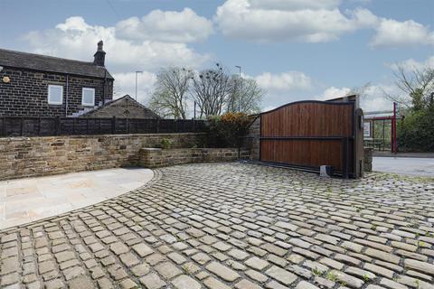 3 bedroom end of terrace house for sale, Penistone Road, Shelley, Huddersfield