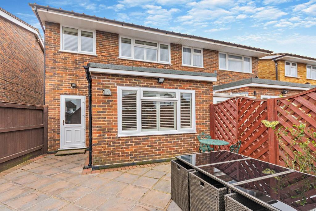 Staines Road West, Ashford TW15 3 bed house for sale £439,950