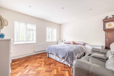 4 The Drive, Datchet, Slough, SL3 9DN