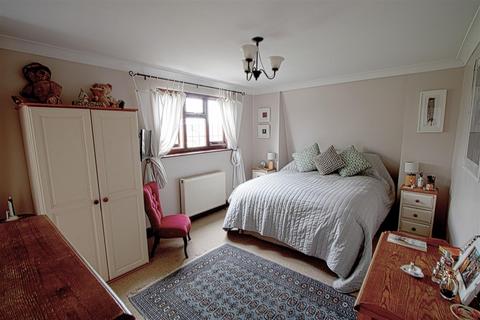 5 Bromfelde Road, Crays Hill, Billericay, CM11 2XT