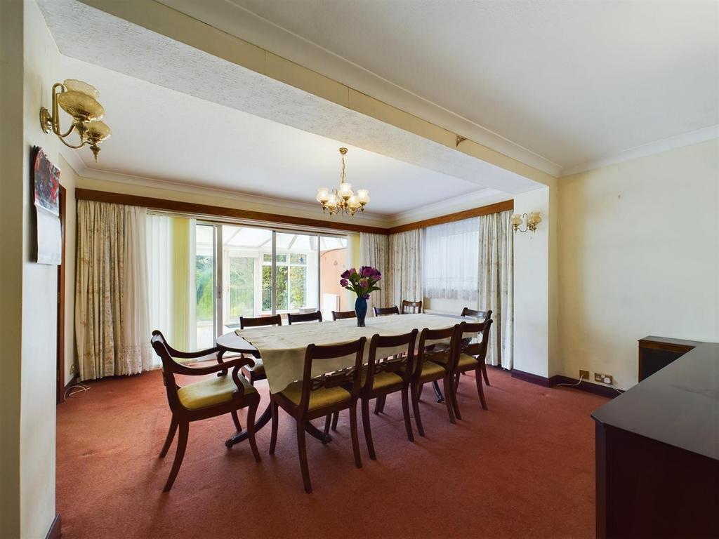 Dining room: