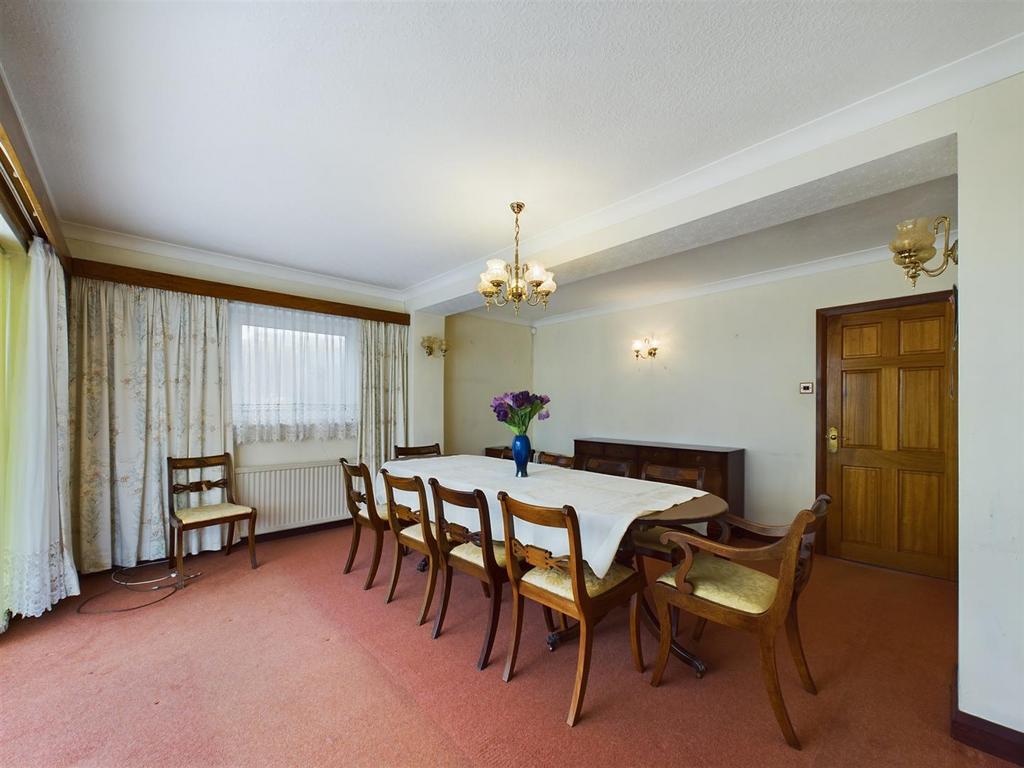 Dining room: