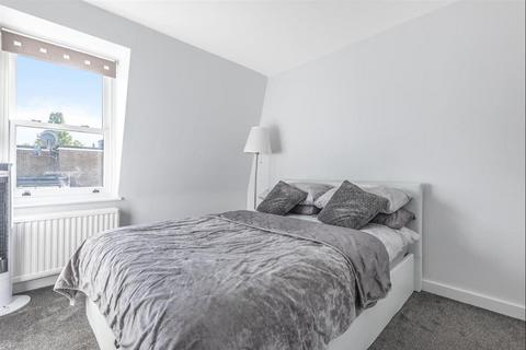 1 bedroom flat to rent, Castelnau, Barnes, SW13.