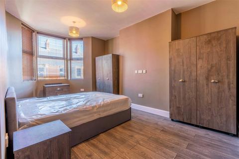 3 bedroom flat to rent, Warton Terrace, Newcastle Upon Tyne