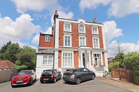 2 bedroom flat for sale, Cavendish Road, Redhill