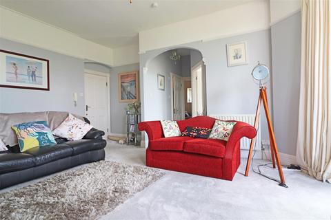 2 bedroom flat for sale, Cavendish Road, Redhill